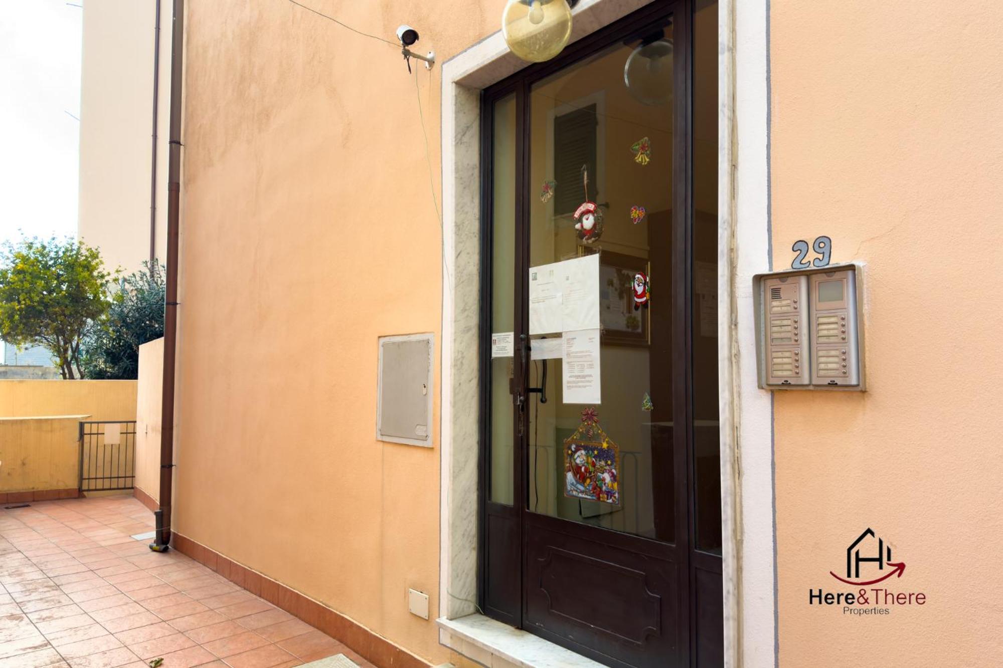 Centre Porto Antico 7min • Trains 4min