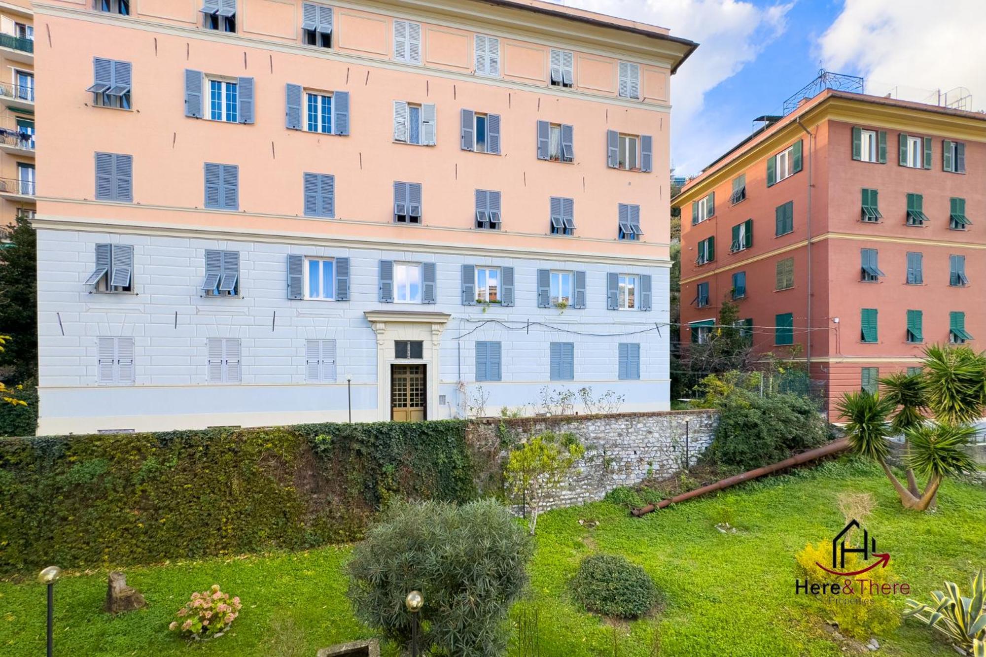 Centre Porto Antico 7min • Trains 4min *